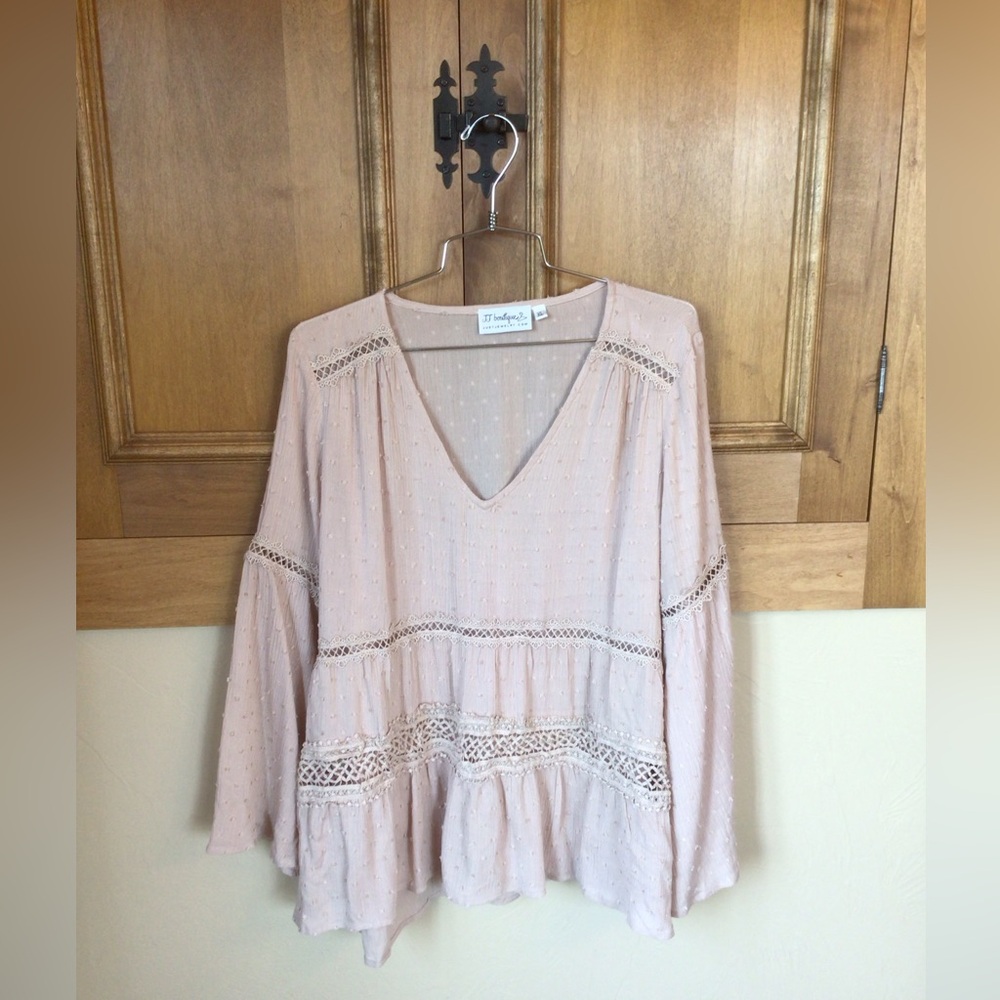 Women’s XL pink Rayon Swiss dot bell sleeve boutique blouse.